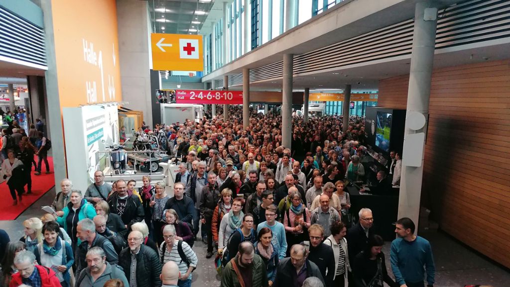 Reisemesse CMT in Stuttgart eröffnet: Großer Andrang, lange Schlangen und Staus auf der A8