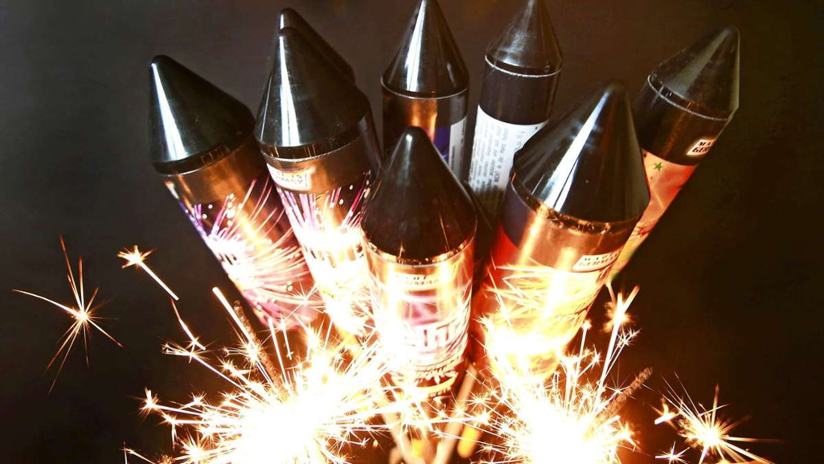  Bund und Länder verbieten dieses Jahr erneut den Verkauf von Feuerwerkskörpern, um vor allem Krankenhäuser zu entlasten. Das bringe nichts, im Gegenteil, sagt ein Feuerwerkshändler aus Degerloch. 