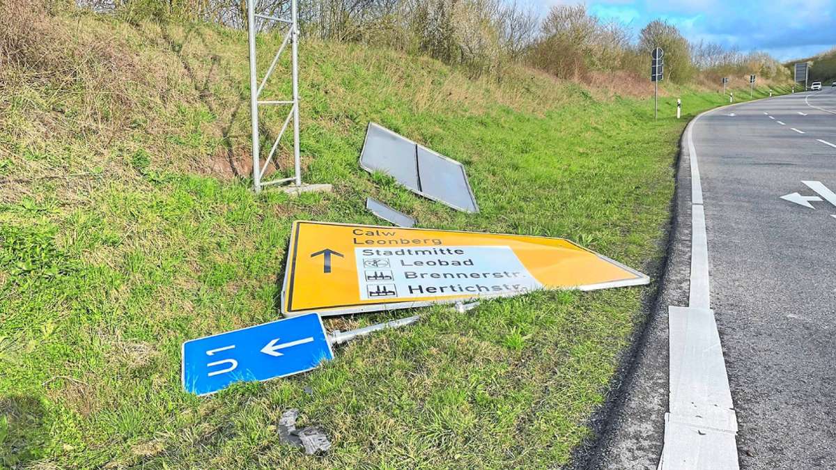 Unfallflucht in Leonberg: 60-Jähriger fährt Verkehrsschild um