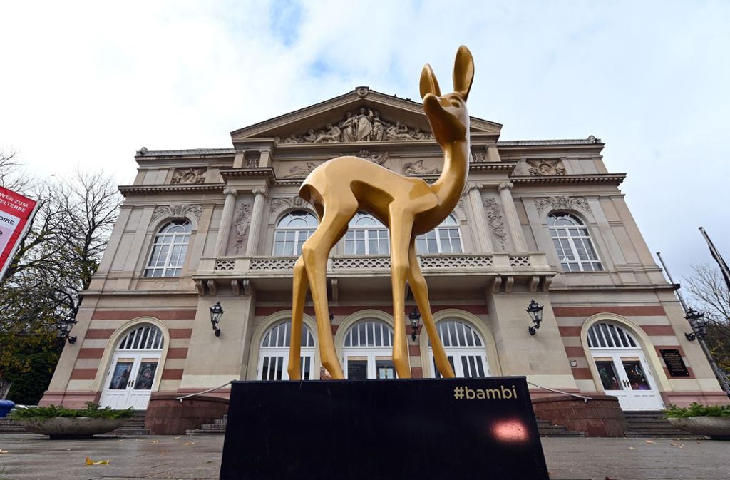 In der Innenstadt von Baden-Baden steht eine überdimensionale Bambi Figur. Am 21.11.2019 findet im Festspielhaus die Verleihung des 71. Bambi Medienpreises statt Foto: dpa/Uli Deck