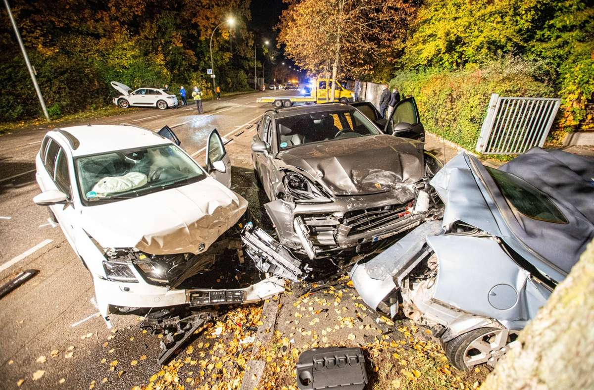 Ein Bild der Verwüstung: Fünf Autos waren in den Unfall in Ludwigsburg verwickelt.