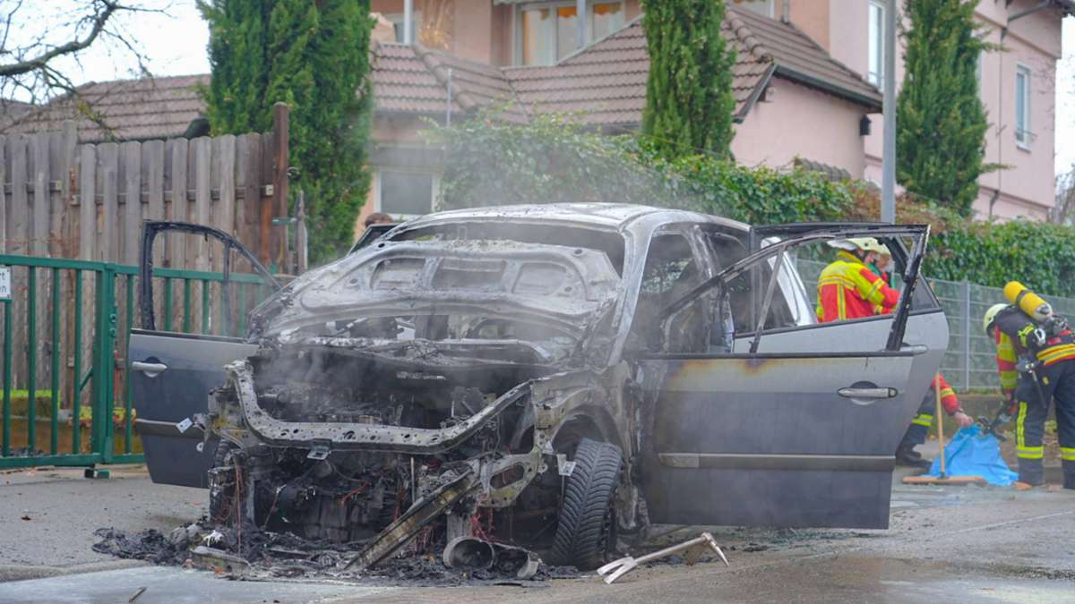 Fahrzeugbrand in Nellingen: Technischer Defekt: Auto brennt