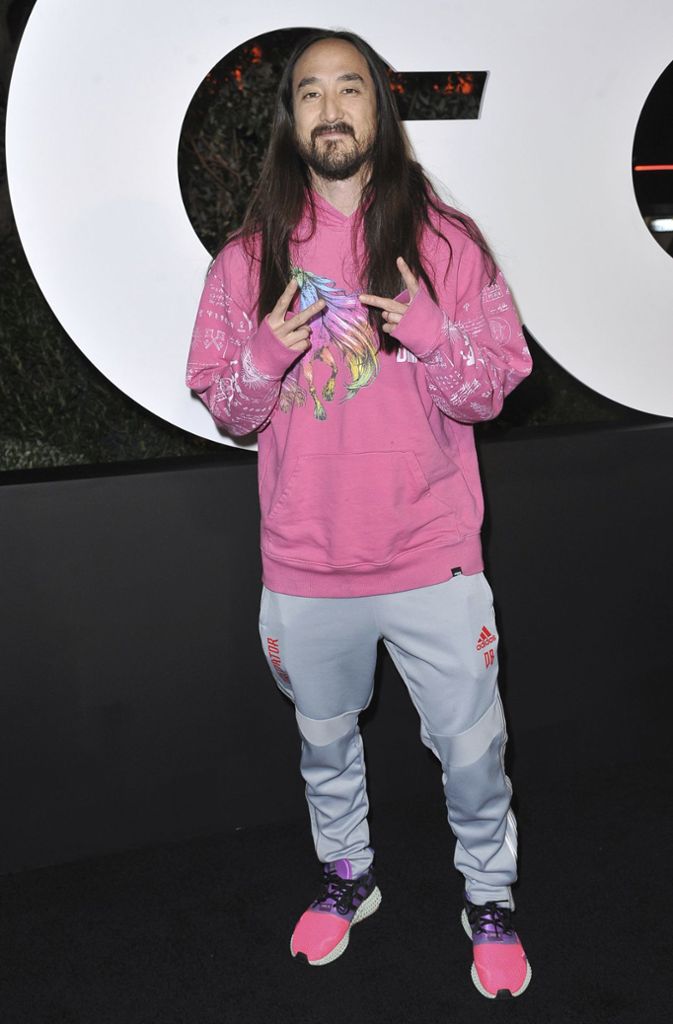 DJ und Musikproduzent Steve Aoki kam ganz lässig im rosa Einhorn-Pullover samt passenden Sneakers.