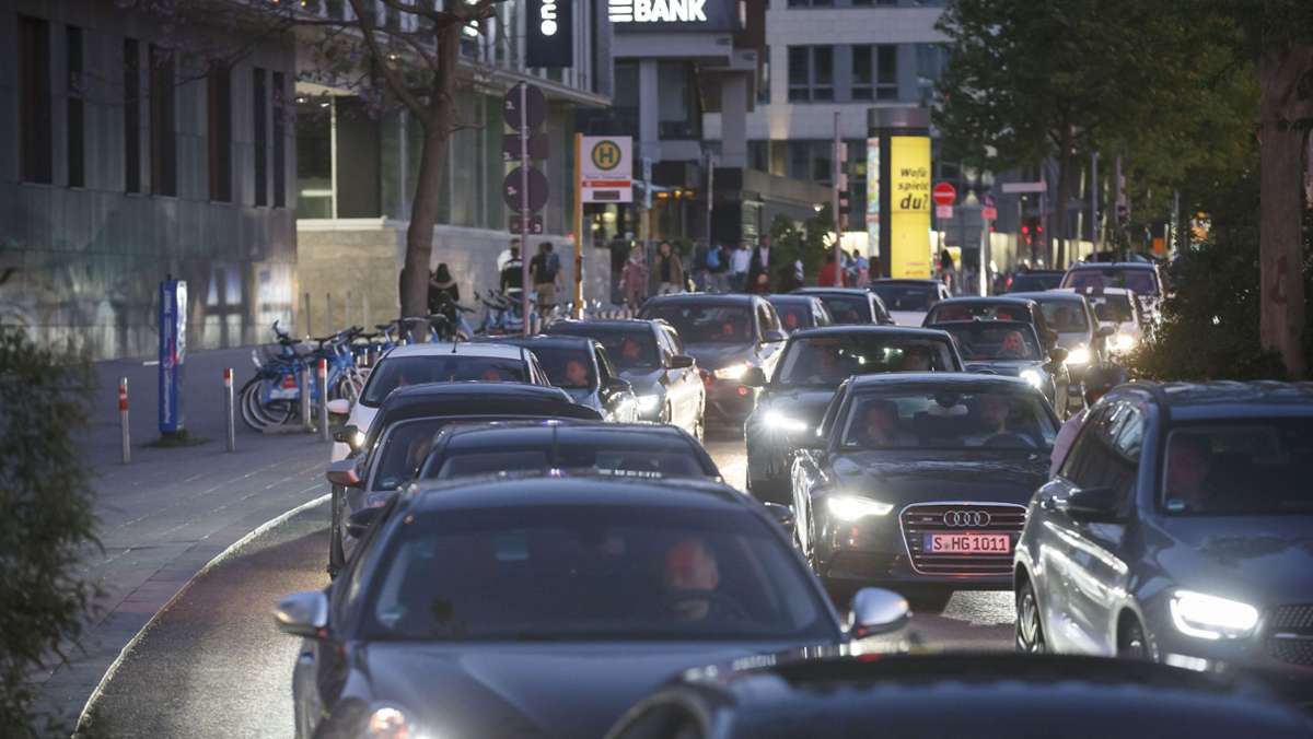  In seiner Prognose geht der ADAC wegen des Feiertags besonders für den Mittwoch und den Donnerstag von einem großen Verkehrsaufkommen auf den Straßen in Baden-Württemberg aus. 