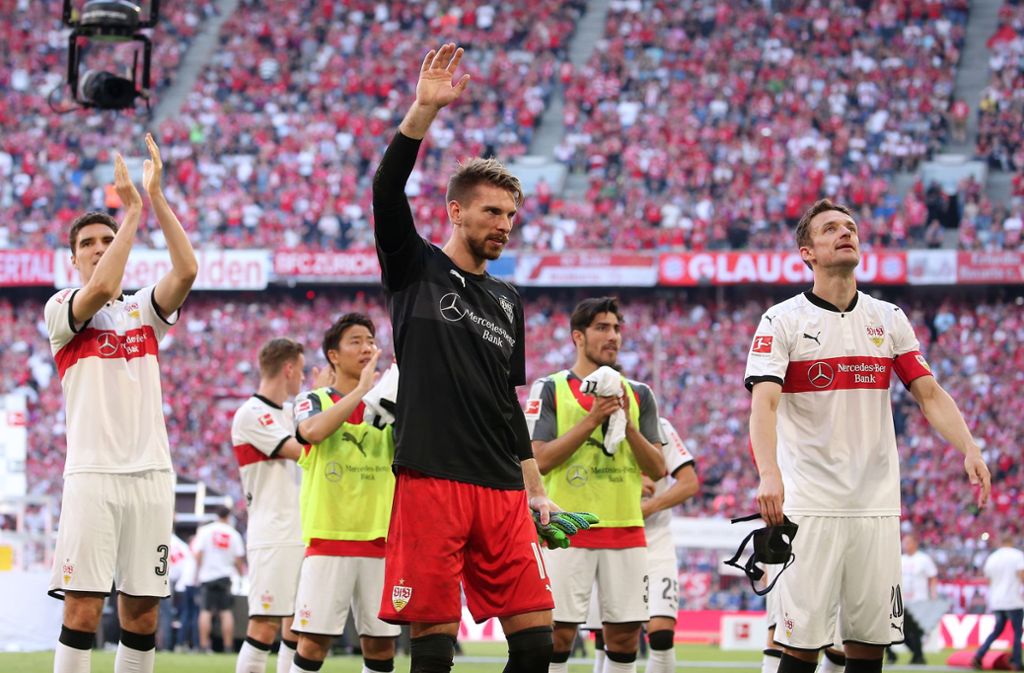 Dank an die Fans nach dem Coup in München: Die VfB-Spieler Marcin Kaminski, Takuma Asano, Ron-Robert Zieler, Berkay Özcan und Christian Gentner (von links).