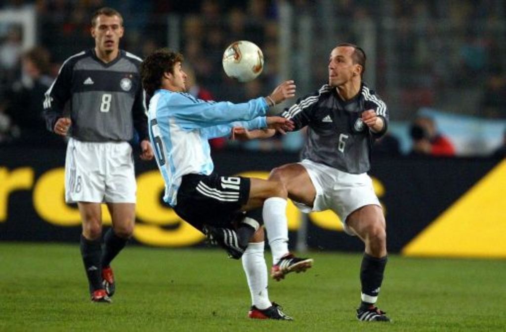 ... mit 0:1 unterlag die deutsche Nationalmannschaft in Stuttgart am 17. April 2002: Gegner von Jens Jeremies (rechts), Jörg Böhme (links) und Co. war damals Argentinien. Juan Pablo Sorin ließ die Südamerikaner durch seinen Treffer in der 48. Minute jubeln. Auch der ...