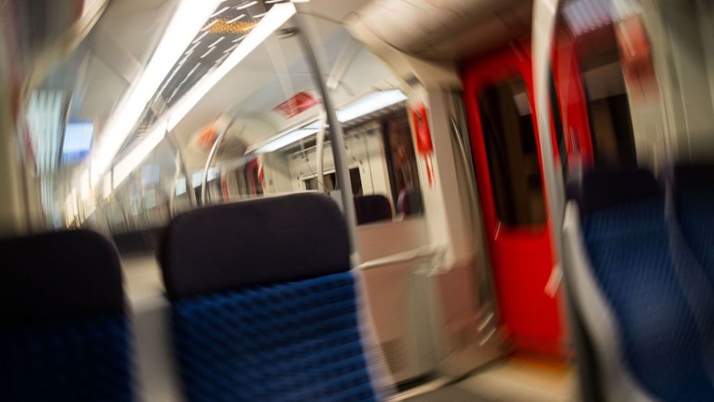 Vorfall in Stuttgart: Unbekannter belästigt Jugendliche in S-Bahn