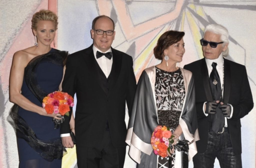 Auf dem Rosenball 2014 in Monaco trifft Designer Karl Lagerfeld (rechts) auf Fürstin Charlène, Fürst Albert und Prinzessin Caroline von Hannover. Er entwarf dort die Dekoration für das Restaurant „Salle des Etoiles“.