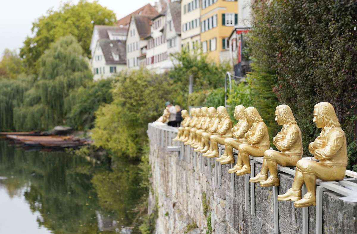 Ordentlich aufgereiht: die Hölderlin-Klone mit Blick auf den Neckar.