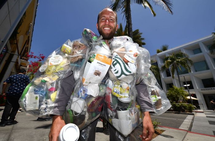 Aktivist trägt 28 Kilo Müll durch Beverly Hills
