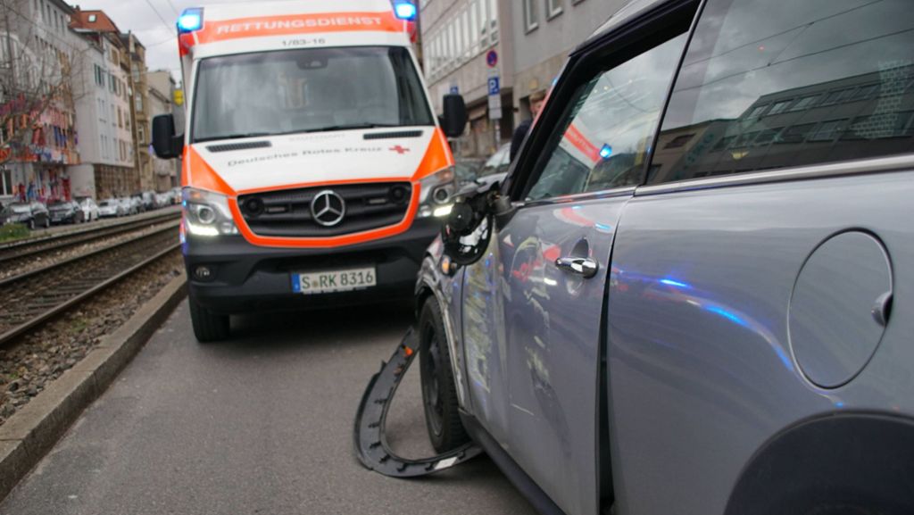Verkehrsunfall in Stuttgart-West: Mini kollidiert mit Stadtbahn