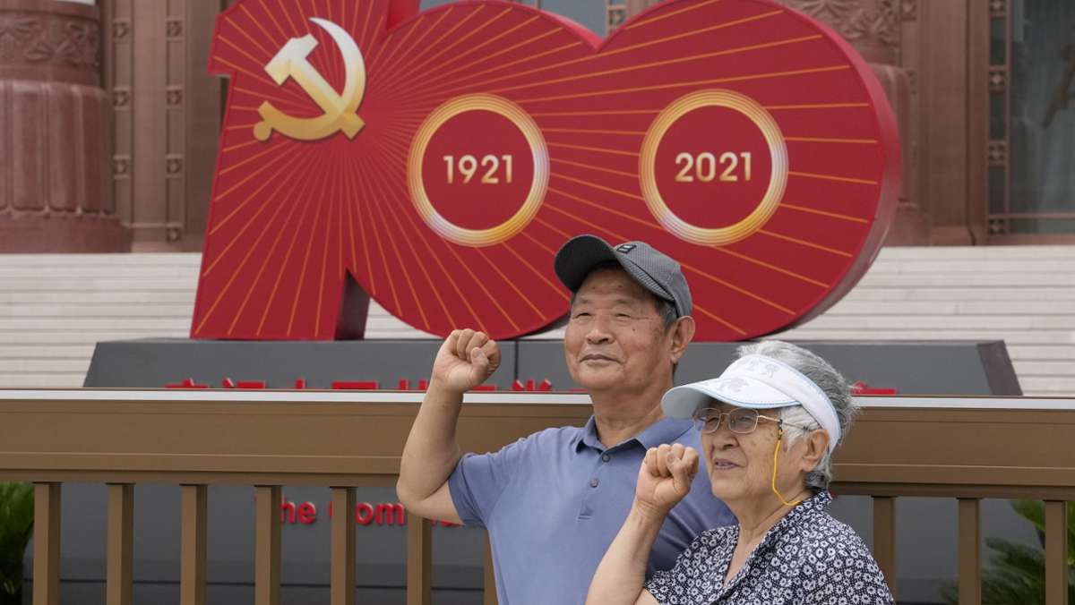  Zum 100-jährigen Gründungsjubiläum hat die Kommunistische Partei Chinas, die größte Partei der Welt, ihre Kontrolle auf sämtliche Bereiche des Alltags ausgeweitet. In Jinggangshan werden Parteikader ideologisch auf Spur gebracht. 