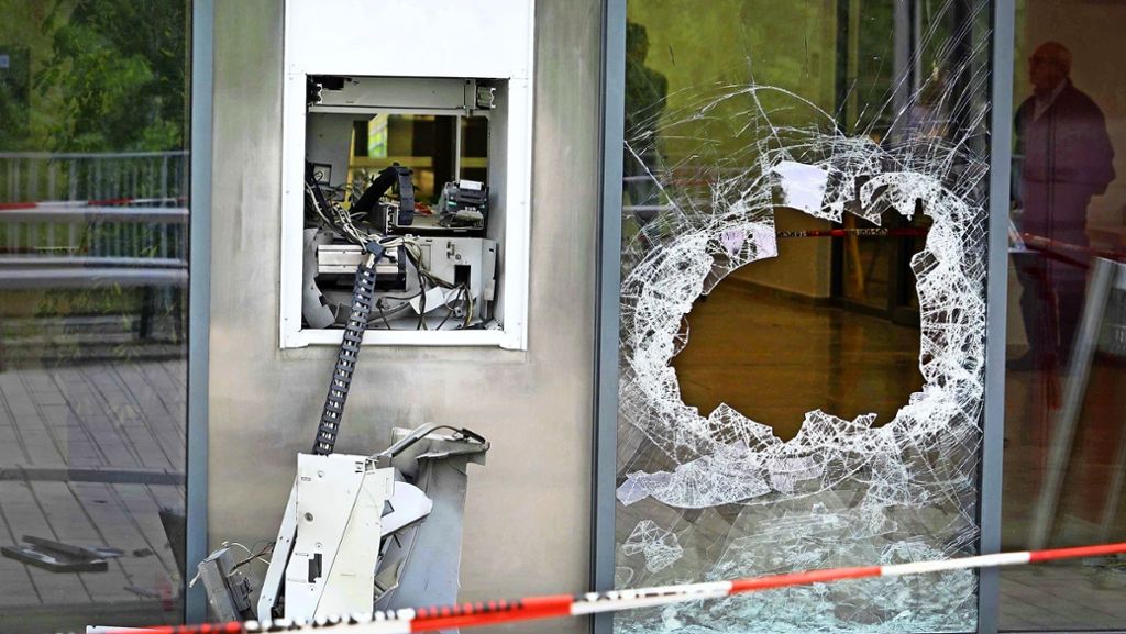  Immer wieder kommt es vor, dass Täter ganze Bankautomaten rauben wie jüngst in Leinfelden-Echterdingen. Sie gehen dabei alles andere als zimperlich vor – und bei der Flucht danach auch nicht. Wen vermutet die Polizei dahinter? 