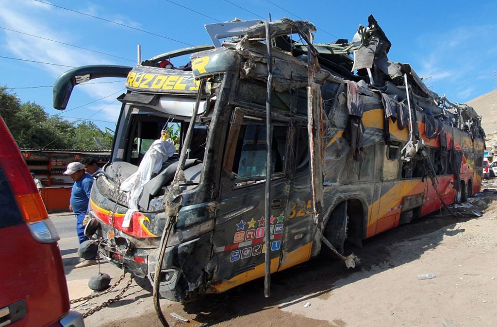 Tödlicher Busunfall in Peru Foto: AFP/JAVIER CASIMIRO