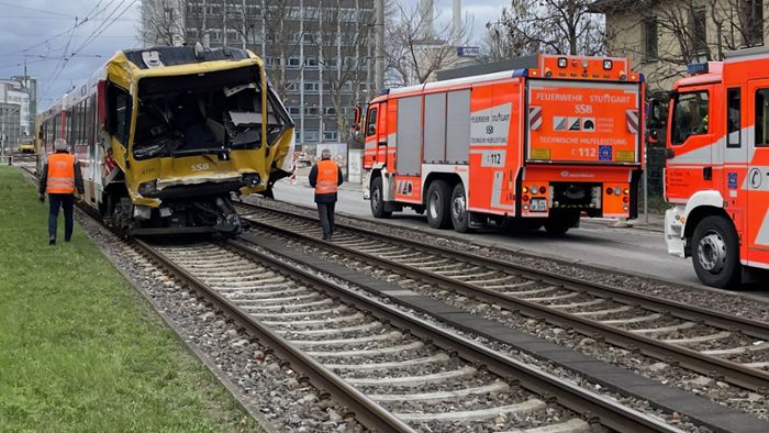 Schwerer Stadtbahn-Unfall in Stuttgart: Liveblog: Mittlerweile 15 Verletzte – 26-Jährige musste reanimiert werden