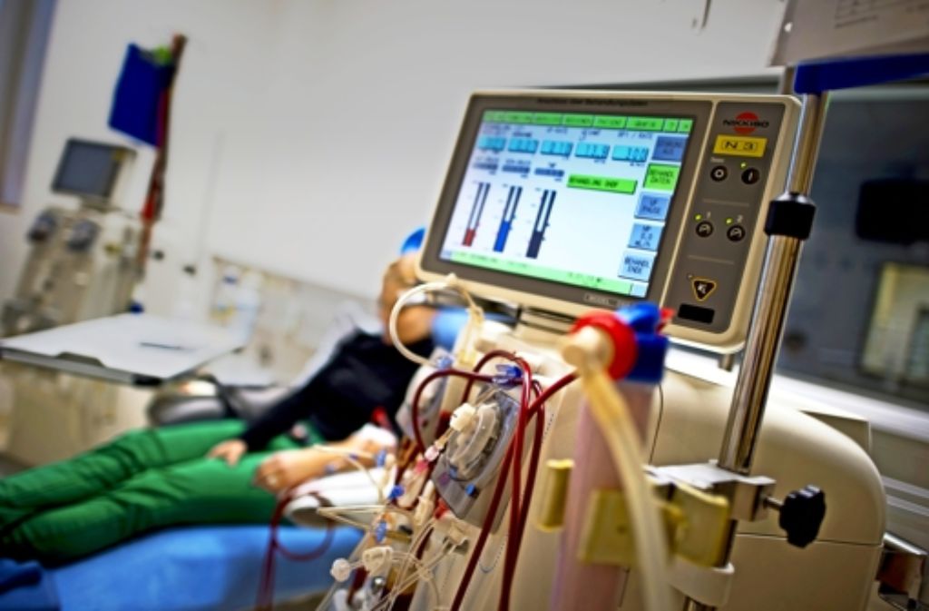 Eine Dialysepatientin sitzt an einem Dialysegerät angeschlossen  und erhält eine Blutreinigung. Ohne eine Transplantation ist das für  Menschen mit Nierenversagen   die einzige Überlebensmöglichkeit. Foto: dpa