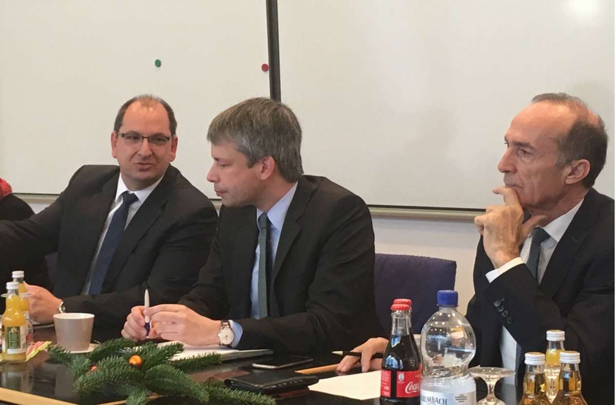 Bürgermeister Uwe Seibold bespricht die Situation mit Staatssekretär Steffen Bilger (Mitte) und dem Bundestagsabgeordneten Eberhard Gienger.