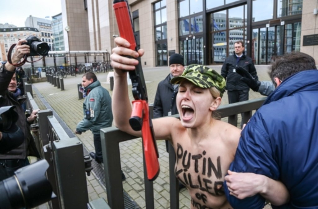 28. Januar 2014: Femen-Aktivistinnen demonstrieren in Brüssel gegen den Besuch Wladimir Putins.
