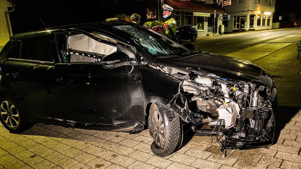 Unfall in Stuttgart-Plieningen: Auto rammt Ampel – Beifahrer verletzt