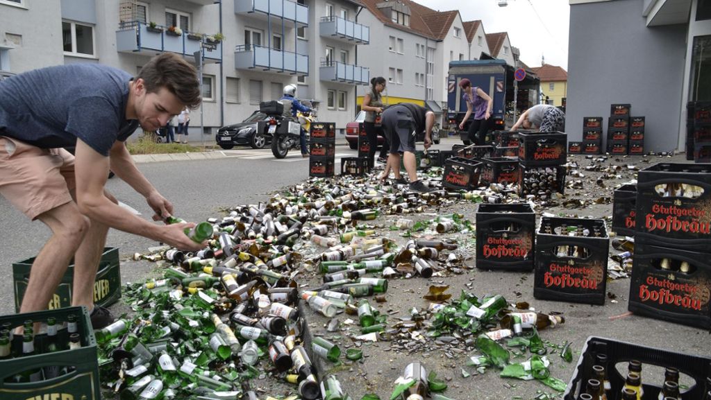 Stuttgart-Möhringen: Getränkelaster verliert 200 Bierkisten