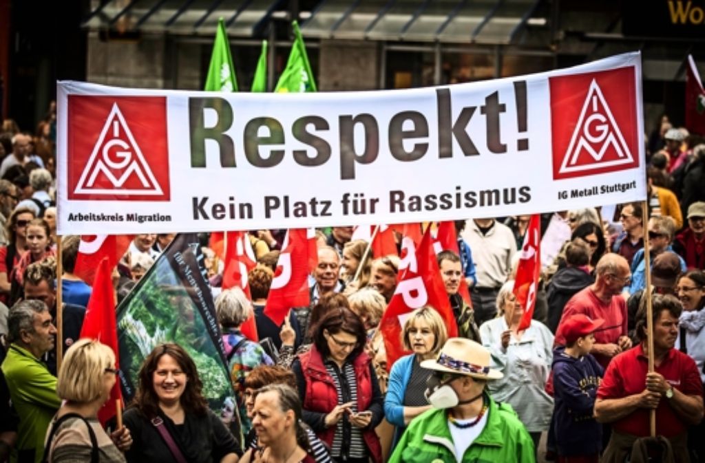Protest gegen die islamkritische Bewegung: zahlreiche Menschen haben in Stuttgart gegen Rassismus und für Toleranz demonstriert. Foto: Lichtgut/Leif Piechowski