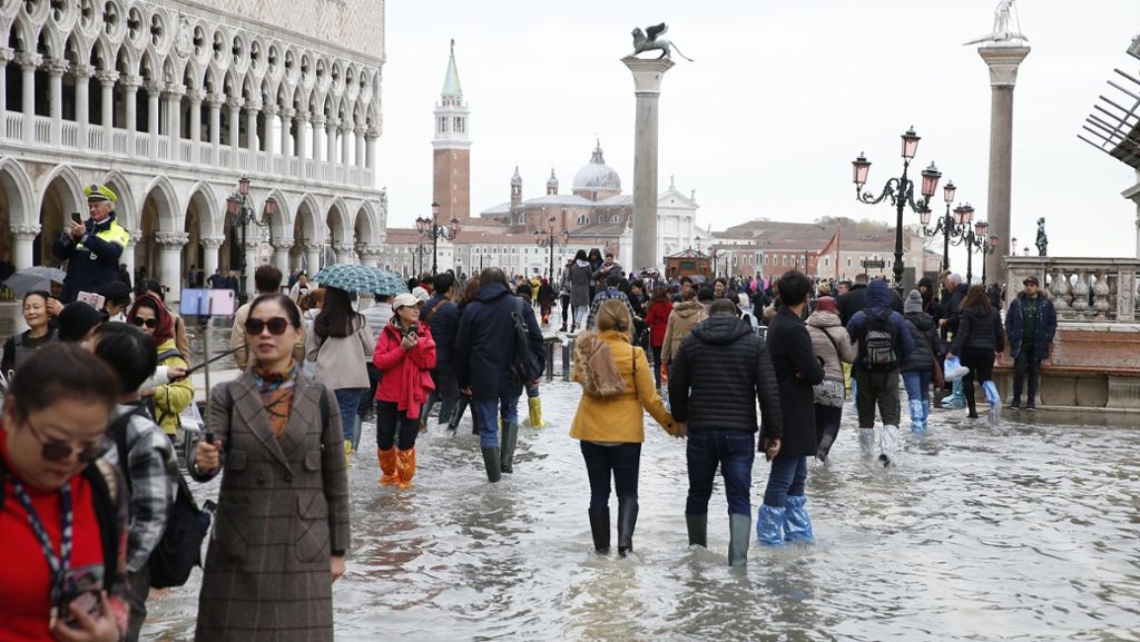 Hochwasser in der Lagunenstadt: Venedig kämpft gegen Wassermassen - Markusdom wird überprüft