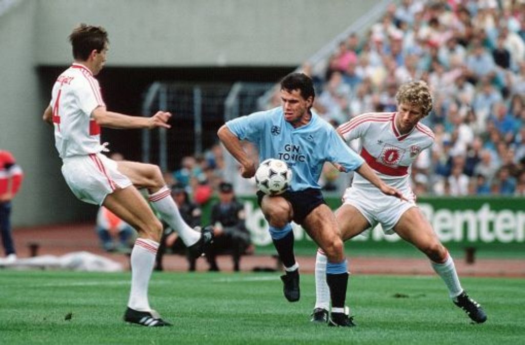 Saison 1988/89 Höhenluft: Die Stuttgarter Kickers spielen zum ersten Mal erstklassig und schlagen die Bayern mit 2:0. Am Ende der Saison sind die Verhältnisse wieder gerade gerückt: Die Münchner sind Meister, die Kickers abgestiegen.