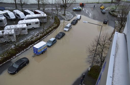 Autofahrer von überfluteter Straße überrascht