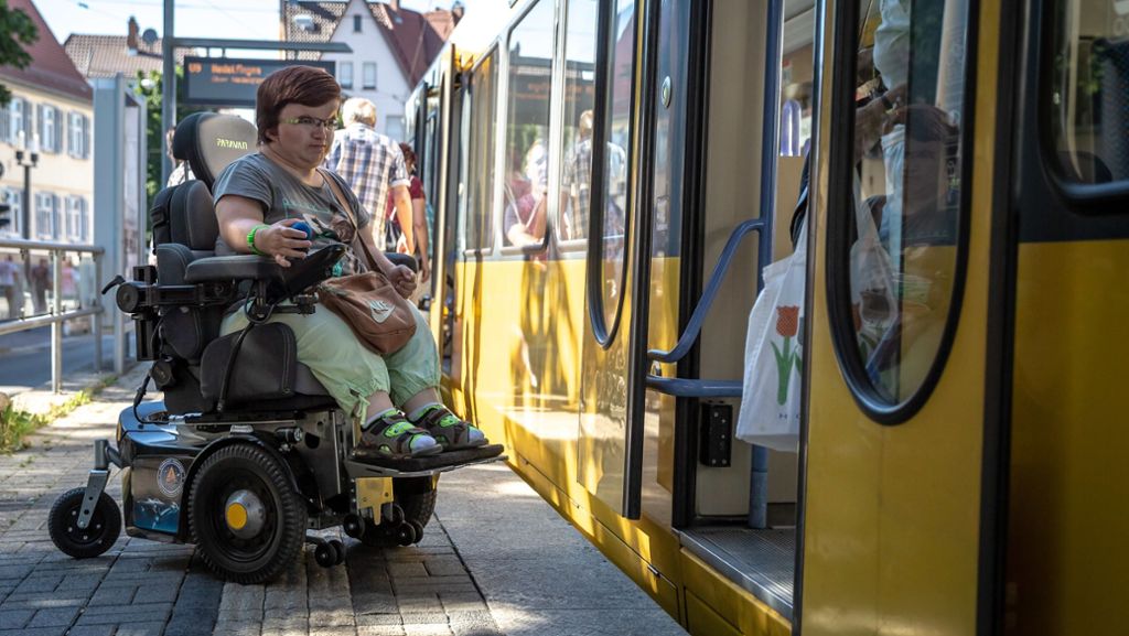  So vielfältig wie Behinderungen sind, so vielfältig ist auch das Tableau der Hilfsmittel. Stuttgarts Haltestellen für Busse und Stadtbahnen sind in den wenigsten Fällen mit allem gerüstet. 