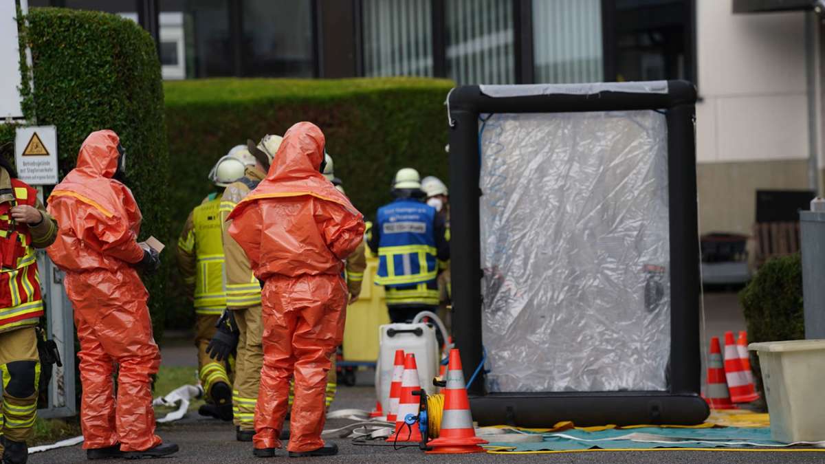 In einem Firmengebäude in Esslingen ist es am Montagmorgen zu einer Verpuffung bei einem Unfall mit Chemikalien gekommen. Dabei wurden zwei Menschen verletzt. Gefahr für die Bevölkerung besteht nicht.