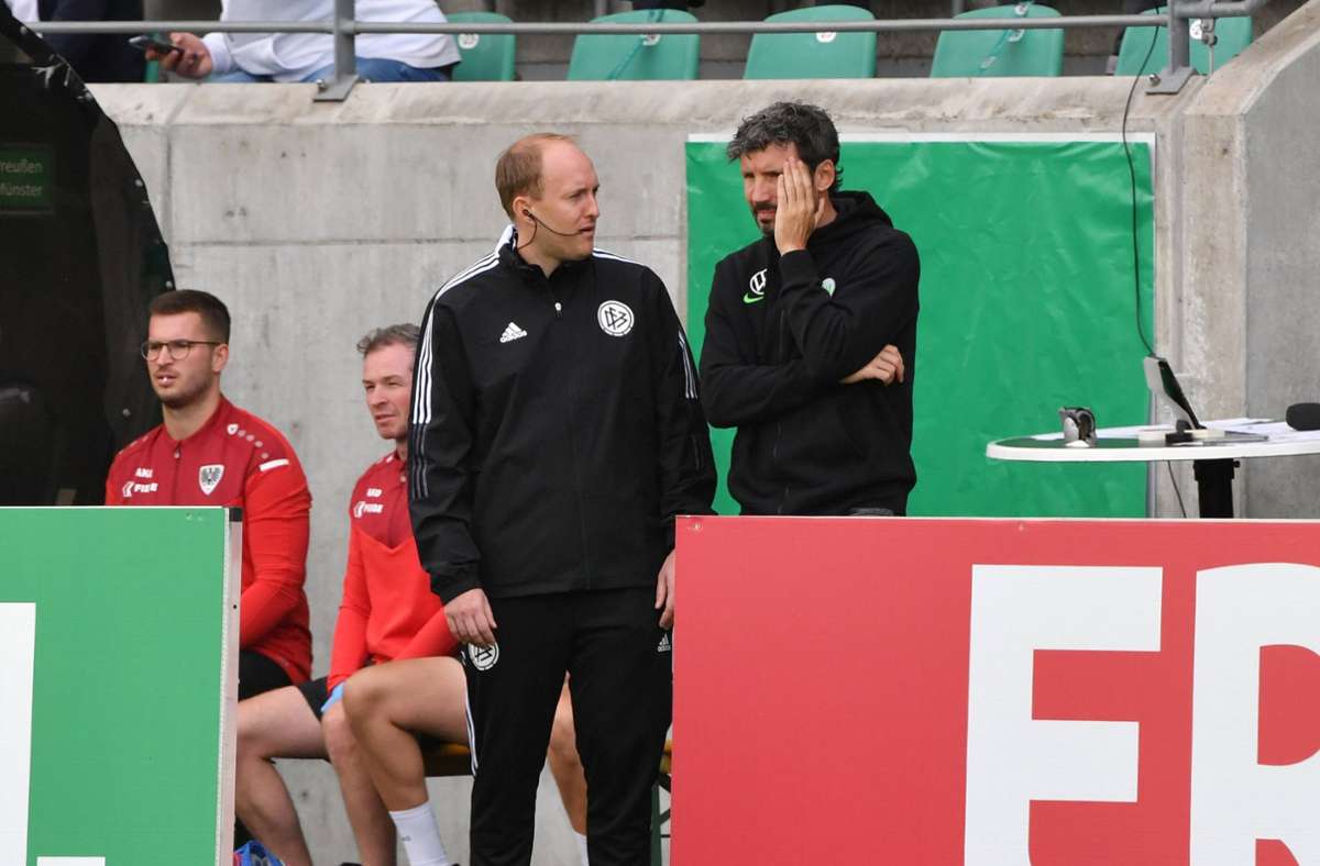 Trainer Mark van Bommel (rechts) hat im DFB-Pokal einen Spieler zu viel eingewechselt. Foto: imago images/Team 2/Maik Hölter/TEAM2sportphoto