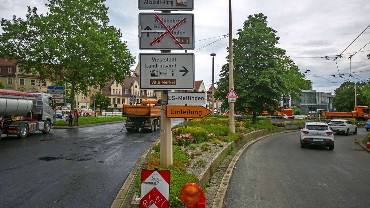 Die Bauarbeiten am meistbefahrenen Knotenpunkt Esslingens machen Autofahrern derzeit das Leben schwer. Staus und schwer nachvollziehbare Umleitungen sorgen für Konfusion. Die Stadt will nachbessern. 