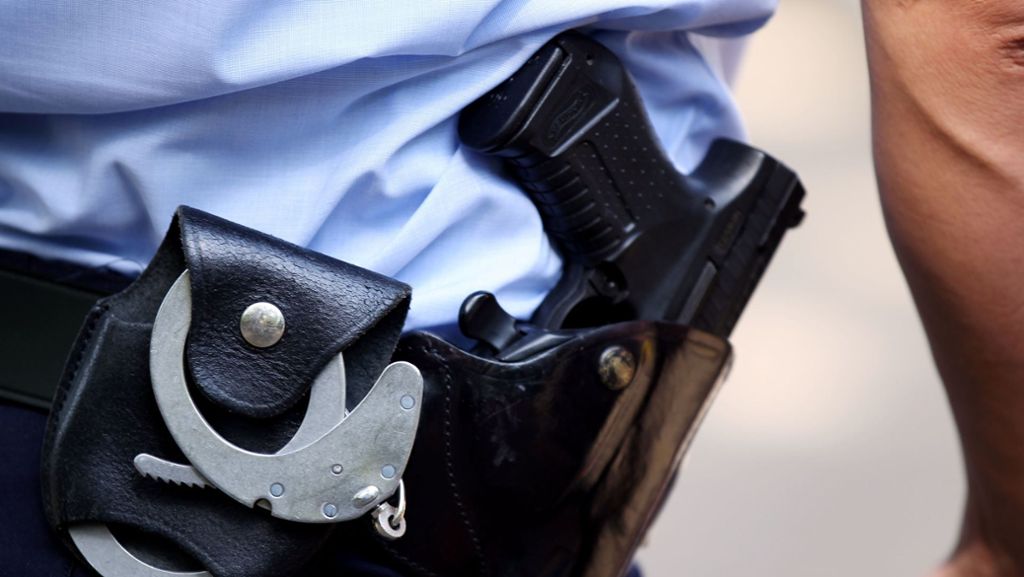 Vorfall im Rems-Murr-Kreis: Mann greift nach Polizei-Dienstwaffe