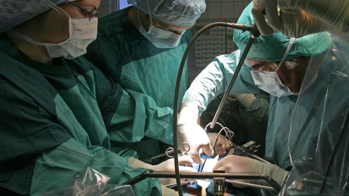 Arzt lasert seine Initialen auf Organe