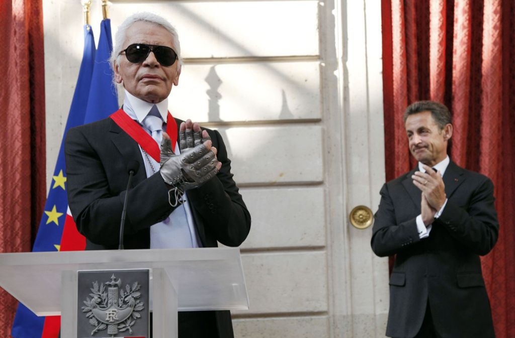 Frankreichs ehemaliger Präsident Nicolas Sarkozy zeichnete Karl Lagerfeld 2010 im Elysée-Palast in Paris mit den Insignien des Kommandeurs der Ehrenlegion aus..