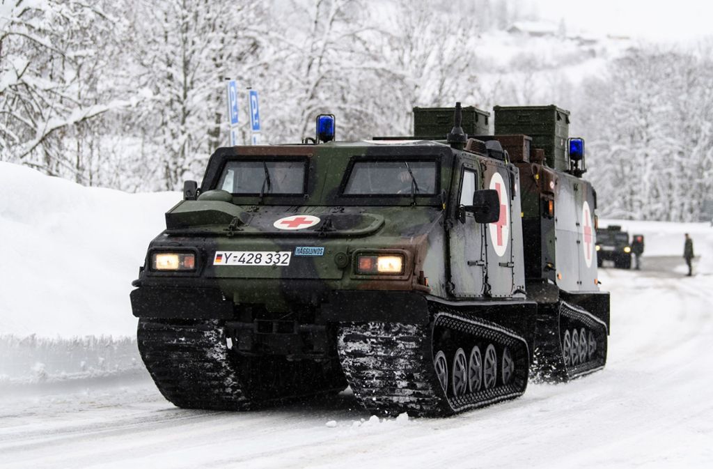 Teilweise musste die Bundeswehr mit Kettenfahrzeugen ausrücken, um eingeschneite Gemeinden und Orte zu versorgen.