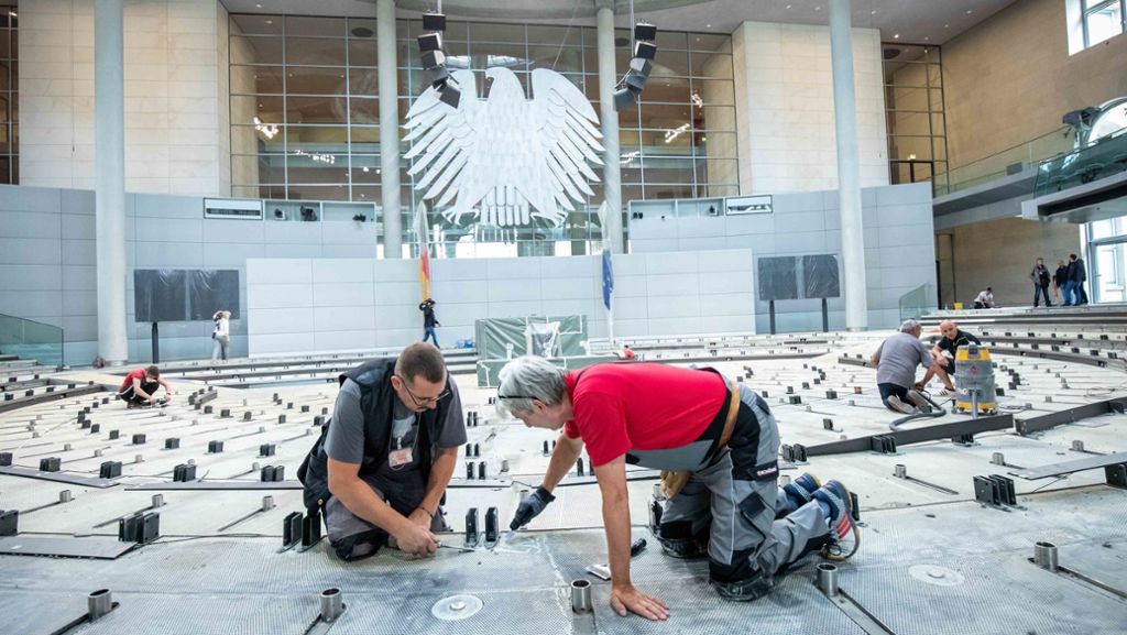  Der Plenarsaal des Bundestags bekommt einen neuen Teppichboden. Nach Angaben der Bundestagsverwaltung wird auch die Technik erneuert, die unter dem Teppich im Boden eingebaut ist. 