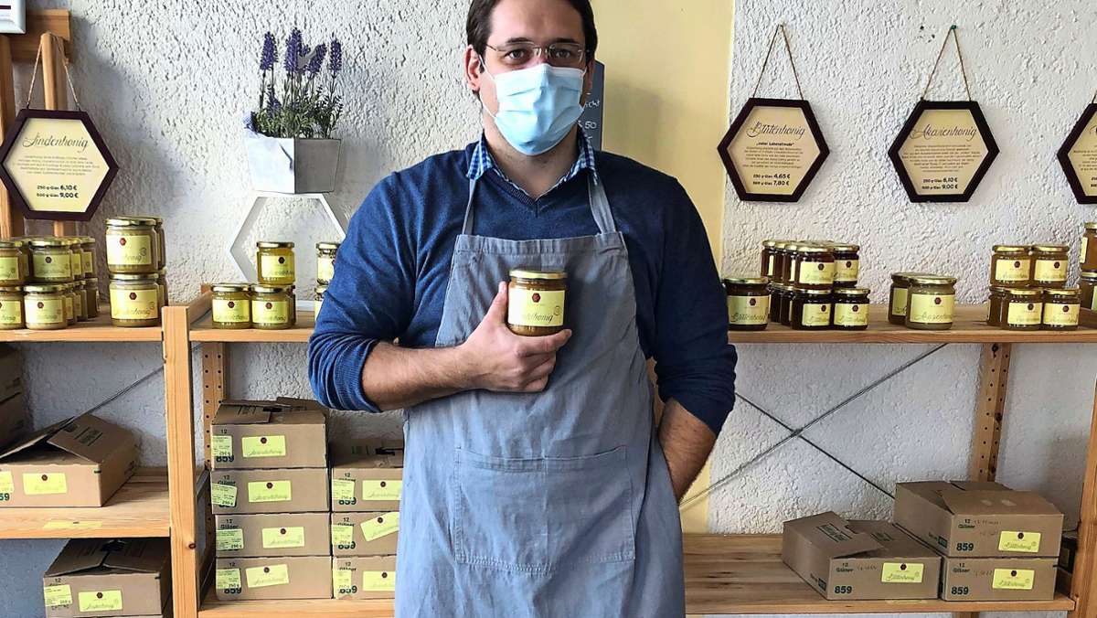  Tobias Pabel aus Stuttgart-Plieningen hat sich einen Traum erfüllt. Neben seinem normalen Job produziert er Honig. Der Imker erklärt, worauf es ankommt bei der Honigabfüllung – und warum es dieses Jahr so wenig Rapshonig gibt. 