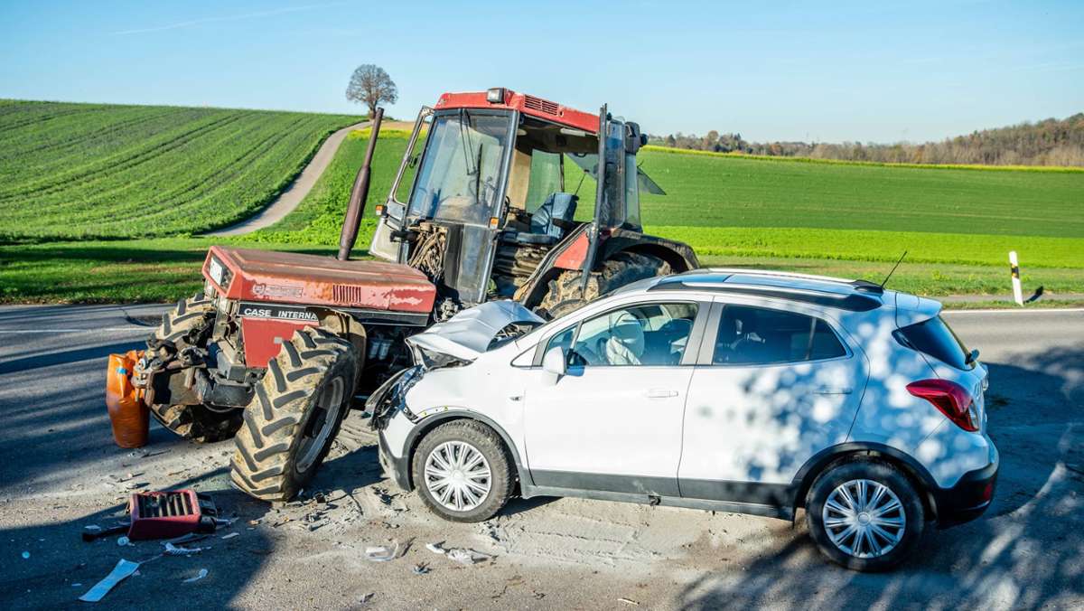 Unfall auf der K1656 bei Ditzingen: Auto kracht in Traktor – 48-Jährige verletzt