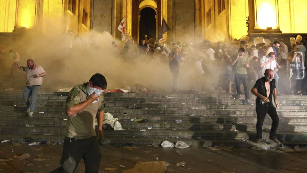 Tausende wütende Menschen stehen vor dem Parlament in Tiflis. Die Polizei setzt Wasserwerfer ein, bei den heftigen Auseinandersetzungen werden Dutzende Menschen verletzt. Die Demonstranten befürchten wachsenden Einfluss eines verhassten Nachbarn. 