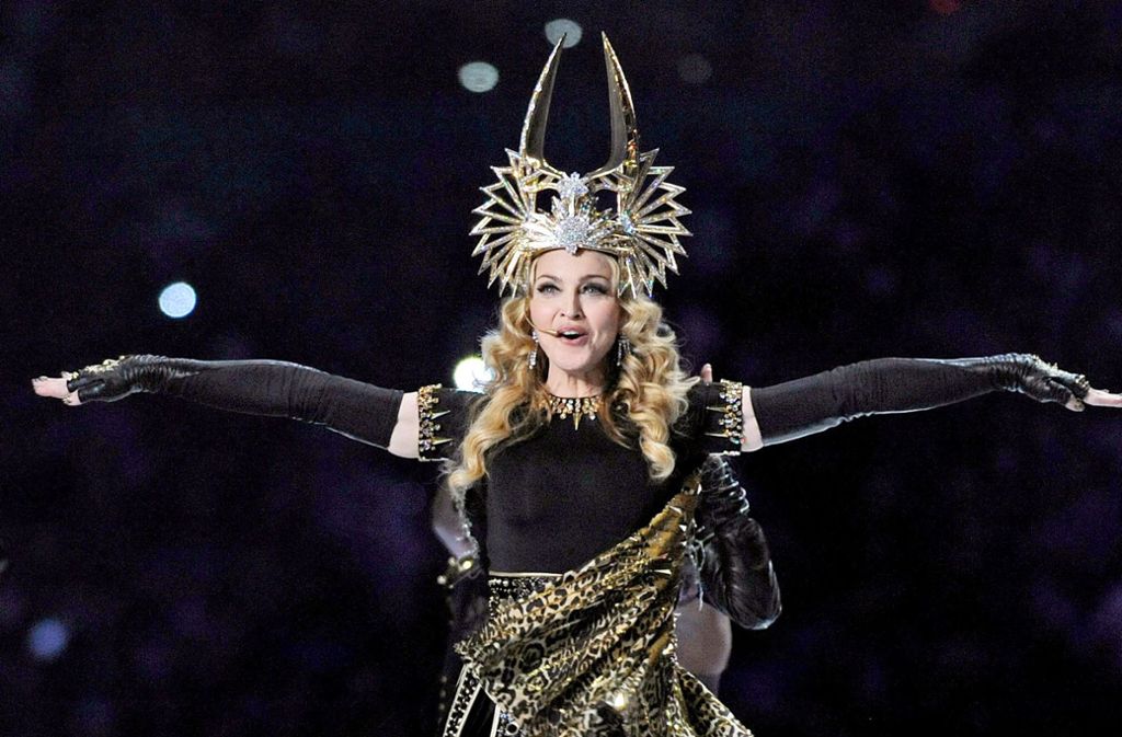 Die Queen of Pop, Madonna, trat bei der Halbzeitshow 2012 auf. Außerdem war das Duo LMFAO, Rapperin Nicki Minaj, Sängerin M.I.A., Sänger Cee Lo Green und der Cirque du Soleil zu sehen.