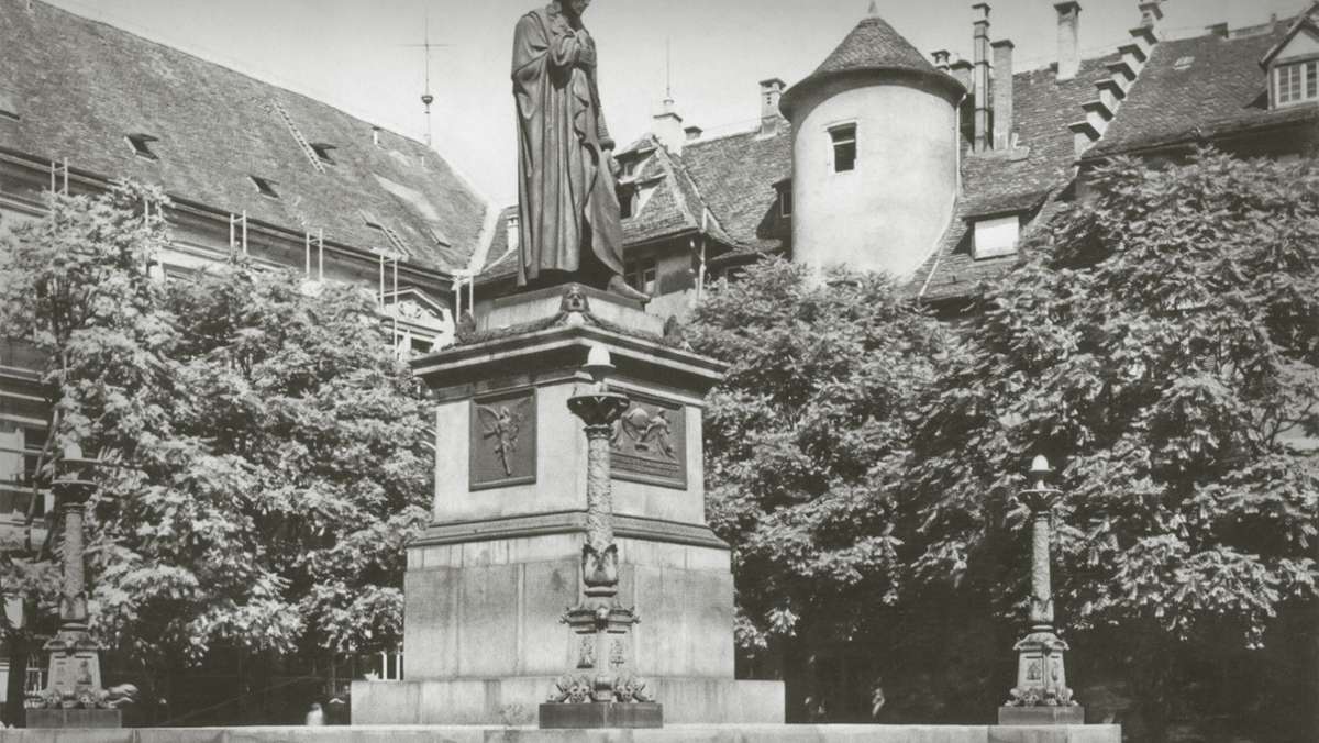  Seit dem Zweiten Weltkrieg gelten vier Kandelaber als verschollen, die bis 1942 Teil des Schillerdenkmals in Stuttgart waren. Nun sind zwei Teile in einem Stuttgarter Vorgarten aufgetaucht. 