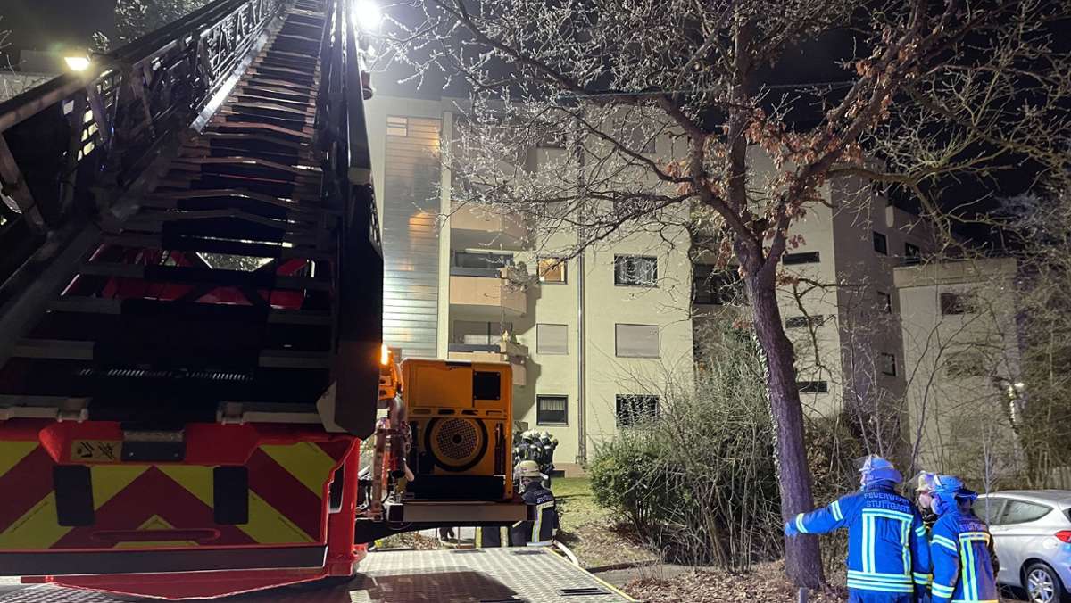  Großeinsatz der Feuerwehr in Stuttgart: Am Mittwochabend kommt es zu einem Brand in einem Mehrfamilienhaus in Rohr. Ein Mensch kommt dabei ums Leben. 
