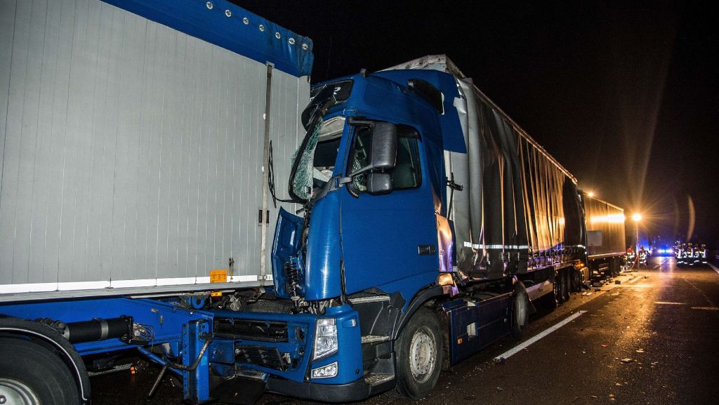  Bei Unfällen mit insgesamt fünf Lastwagen auf der Autobahn 6 in Richtung Heilbronn werden vier Menschen schwer verletzt. Wie so oft, hat ein Fahrer ein Stauende übersehen. 