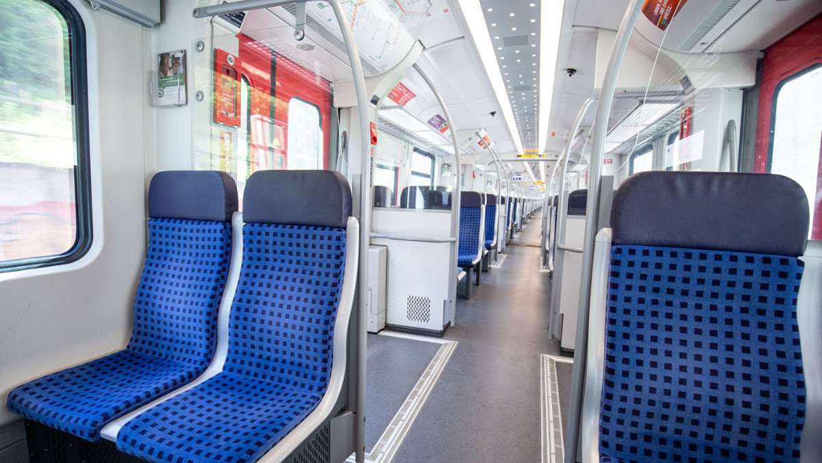 S-Bahn in Stuttgart: Zwei Männer schlagen auf 29-jährigen Reisenden ein