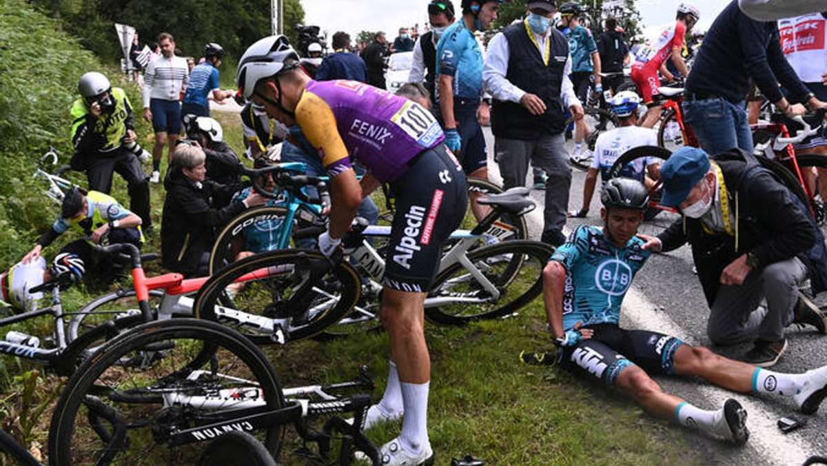  Der spanische Radprofi Marc Soler will die Frau verklagen, die auf der ersten Etappe der Tour de France mit einem Pappschild einen Massensturz verursacht hatte. Doch es gibt auch gute Nachrichten für die Französin. 