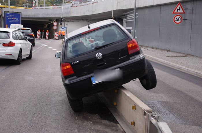 Zwei Unfälle in Stuttgart: VW setzt auf Betontrenner auf – Stau auf der B10/B14