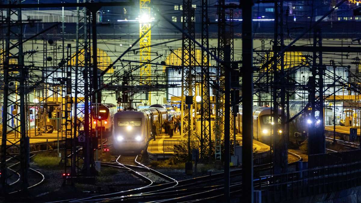  Während des jüngsten Bahn-Streiks ist einmal mehr offenbar geworden, dass die digitalen und vernetzten Informationssystem für den öffentlichen Verkehr längst noch nicht optimal sind. 