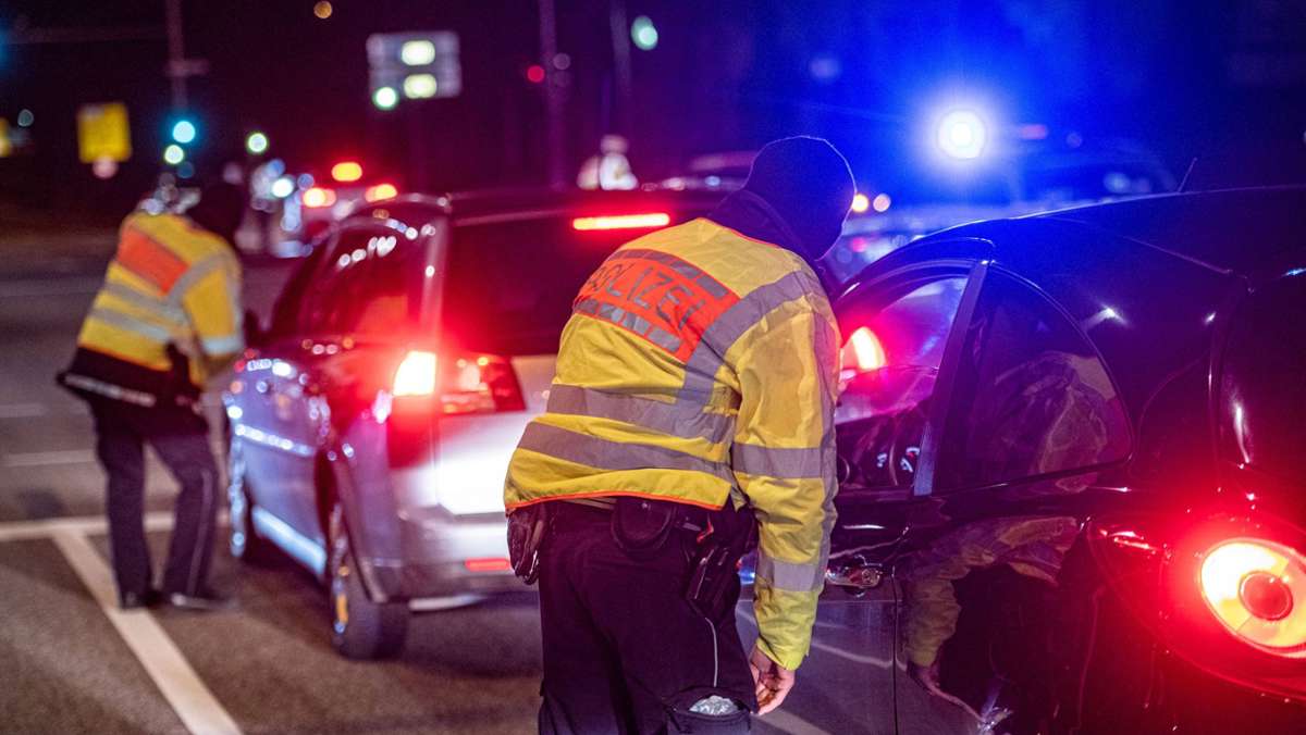 Baden-Württemberg: Polizeigewerkschaft kündigt strengere Kontrollen der  Corona-Regeln an