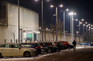 Halle-Attentäter nimmt Bedienstete als Geiseln im Gefängnis